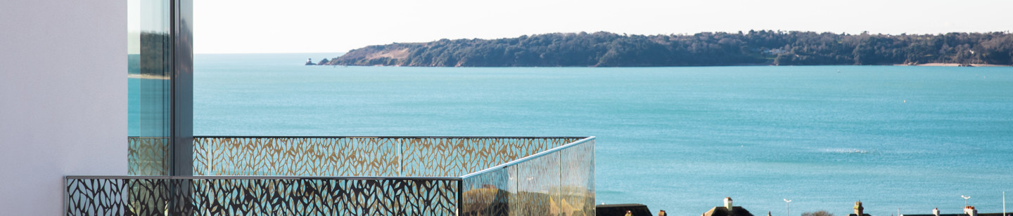 Balcony with a sea view and properties below